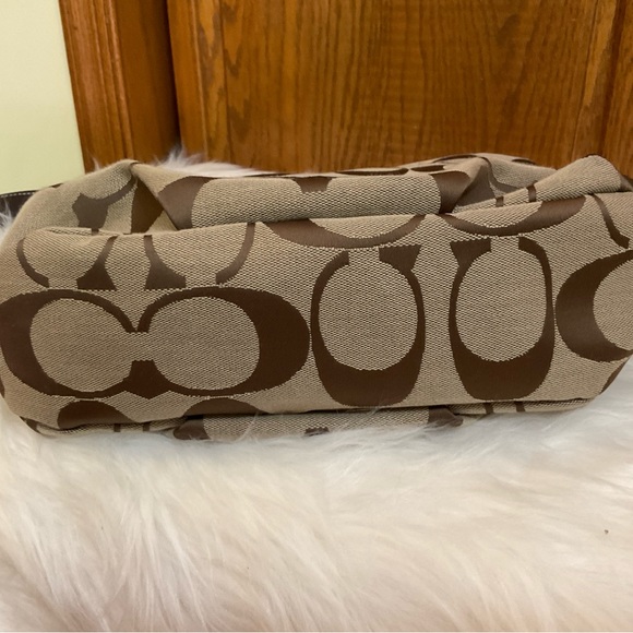 Authentic COACH signature shoulder bag EUC - Picture 4 of 9